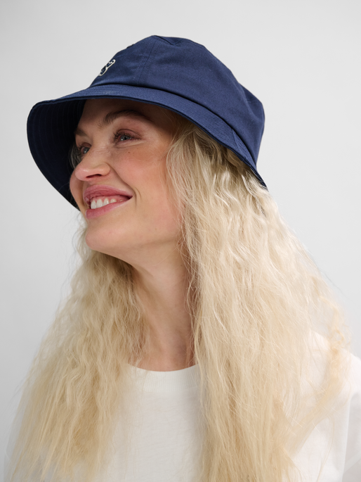 hmlBUCKET HAT BEE, DRESS BLUES, model