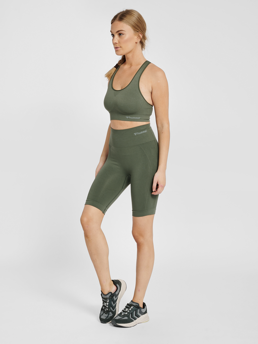 hmlTIF SEAMLESS SPORTS TOP, THYME, model