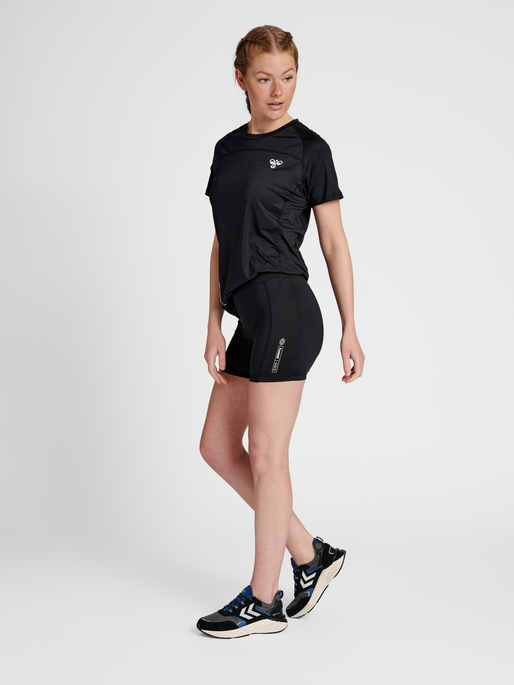 hmlGG12 TRAINING TEE WOMAN, BLACK, model