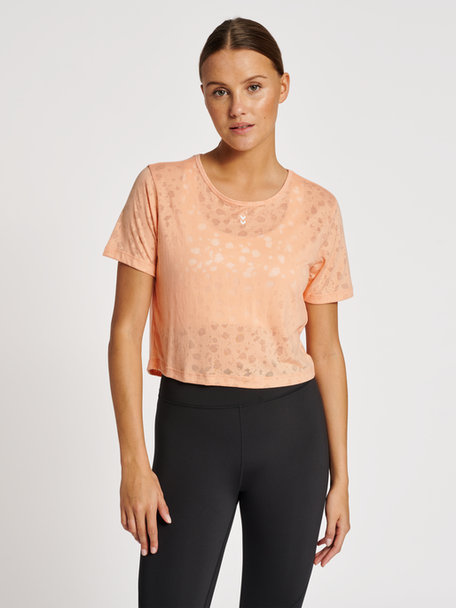 hmlMT IRIS BURNOUT CROP T-SHIRT, ALMOST APRICOT, model