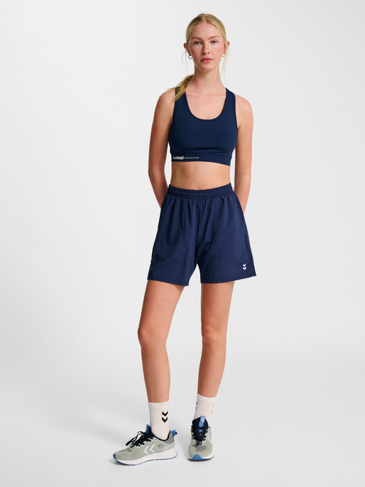 hmlPULSE WORKOUT SHORTS, DRESS BLUES, model