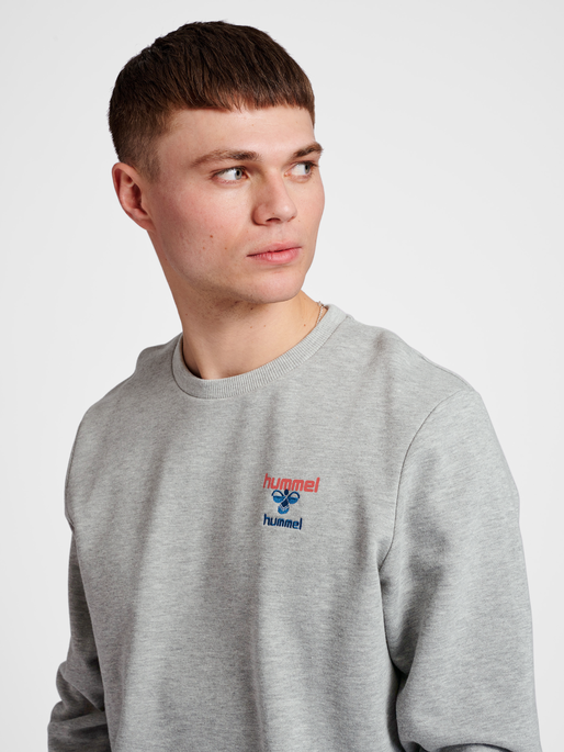 hmlIC DAYTON SWEATSHIRT, GREY MELANGE, model