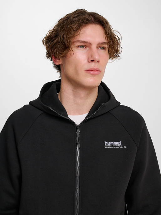 hmlTECH FLEECE REGULAR ZIP HOODIE, BLACK, model