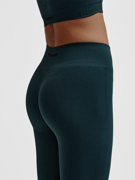 hmlMT DEFINE SEAML SCRUNCH TIGHTS, GREEN GABLES, model