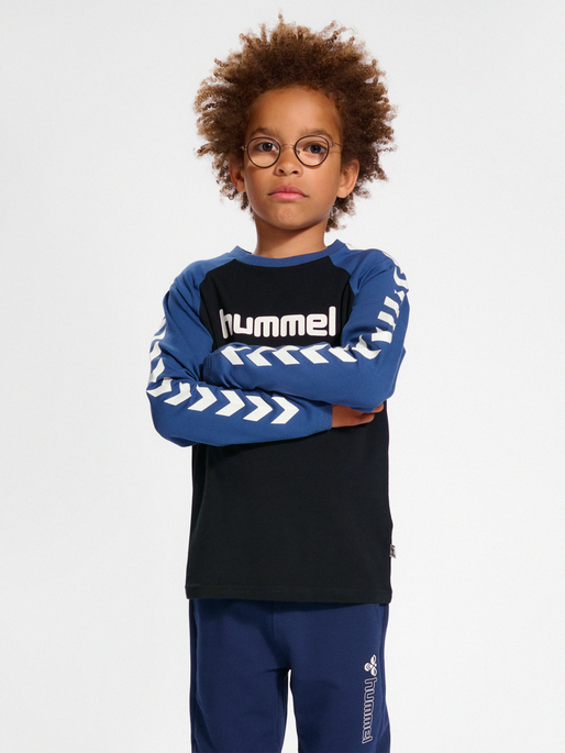 hmlBOYS T-SHIRT L/S, DARK DENIM, model