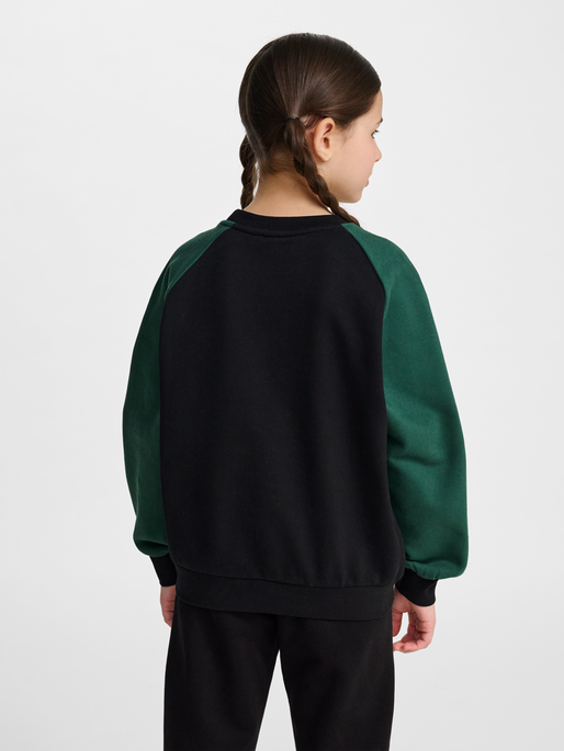 hmlJR OVERSIZED CREW HSW, DARK GREEN, model
