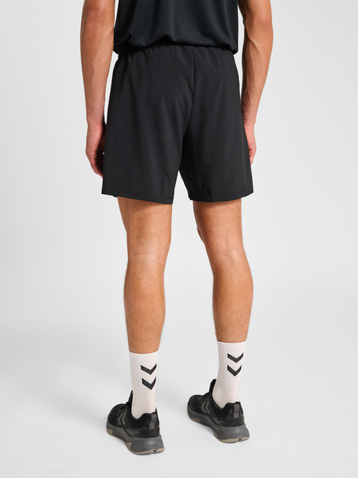 hmlPULSE WORKOUT SHORTS, BLACK, model