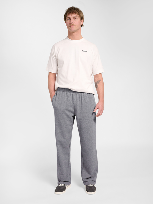 hmlPULSE WIDE SWEAT PANTS, GREY MELANGE, model
