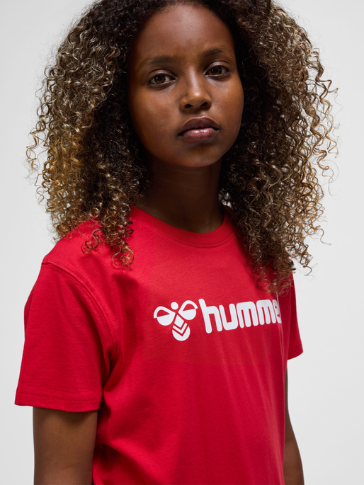 hmlGO 2.0 LOGO T-SHIRT S/S KIDS, TRUE RED, model