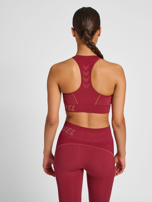 hmlTE CHRISTEL SEAMLESS SPORTS TOP, CABERNET/APPLE BUTTER MELANGE, model