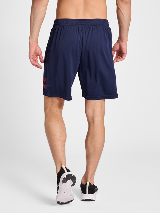hmlQ4 POLY SHORTS, MARINE, model