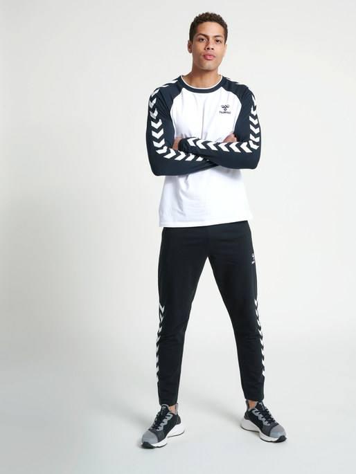 hmlMARK T-SHIRT L/S, 9001, model