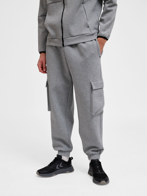 hmlTECH FLEECE LOOSE CARGO PANTS, GREY MELANGE, model