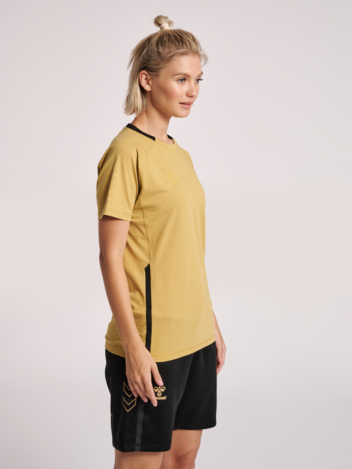 hmlCIMA XK T-SHIRT S/S WOMAN, ANTIQUE GOLD, model