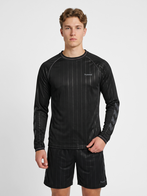 hmlPITCH T-SHIRT L/S, BLACK, model