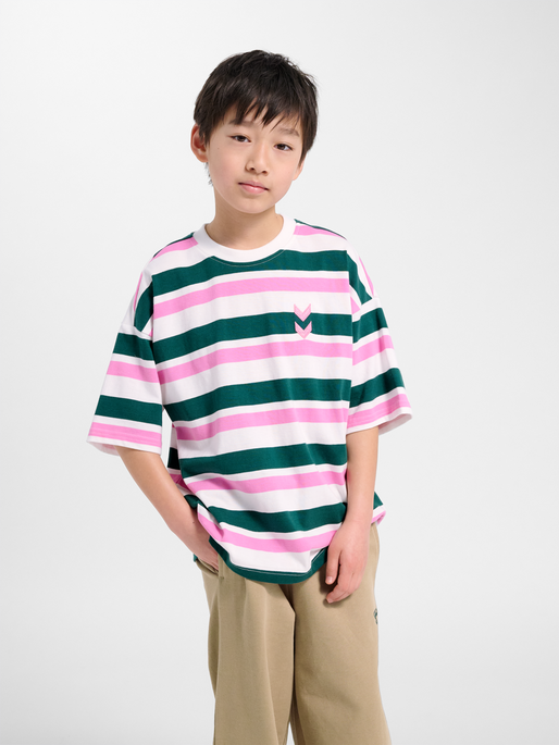 hmlJR SILLY S/S BOXY T-SHIRT STRIPE, FOREST BIOME, model