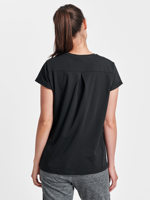 HMLISOBELLA T-SHIRT S/S, BLACK, model