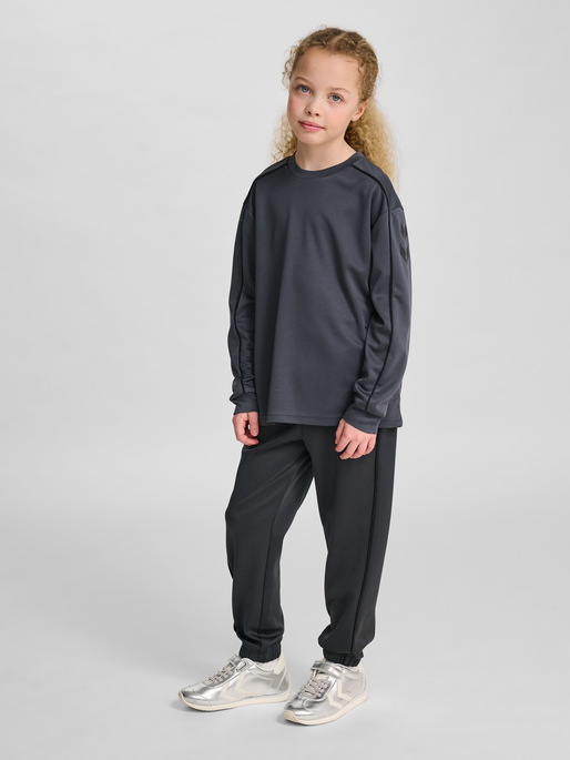 hmlJR T-SHIRT L/S, EBONY, model