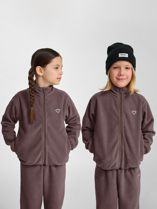 hmlJR FLEECE ZIP JACKET BEE, PEPPERCORN, model