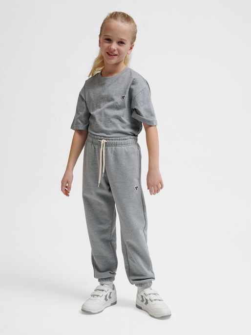 hmlJR LOOSE SWEATPANTS BEE, GREY MELANGE, model