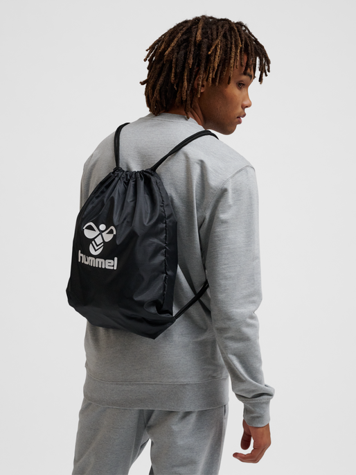 hmlESSENTIAL GYM BAG, BLACK, model