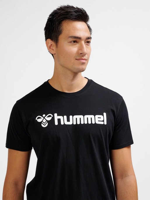 hmlGO 2.0 LOGO T-SHIRT S/S, BLACK, model