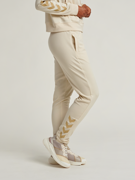hmlZIBA TAPERED PANTS, 9804, model