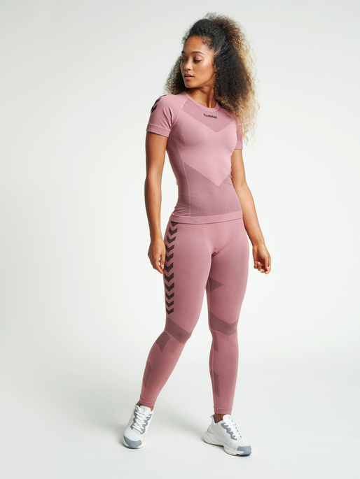 HUMMEL FIRST SEAMLESS JERSEY S/S W, DUSTY ROSE, model