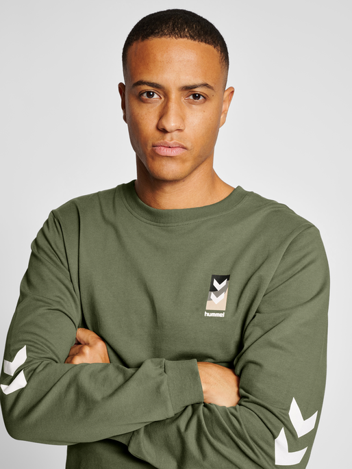 hmlLGC JEREMY SWEATSHIRT, FOUR LEAF CLOVER, model
