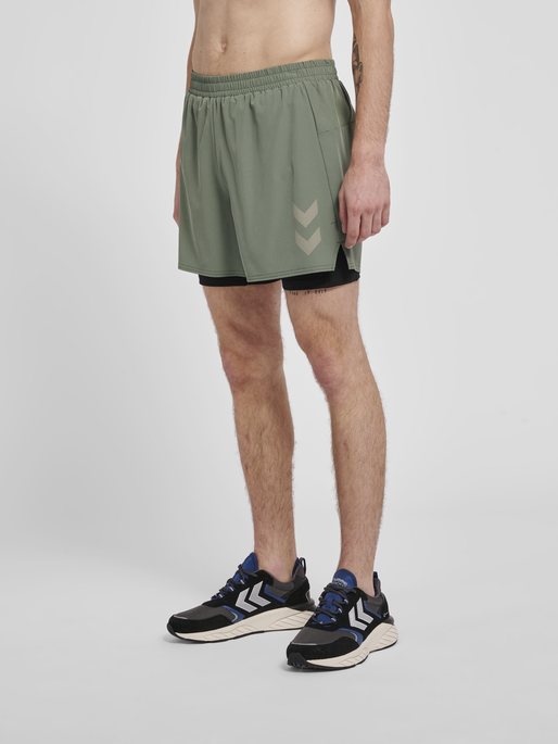 hmlMT FORCE 2 IN 1 SHORTS, LAUREL WREATH, model