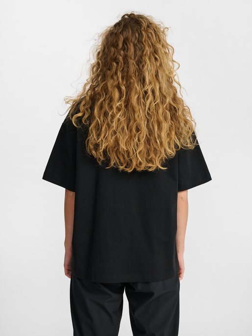 hmlLOOSE T-SHIRT S/S SCARF, BLACK, model
