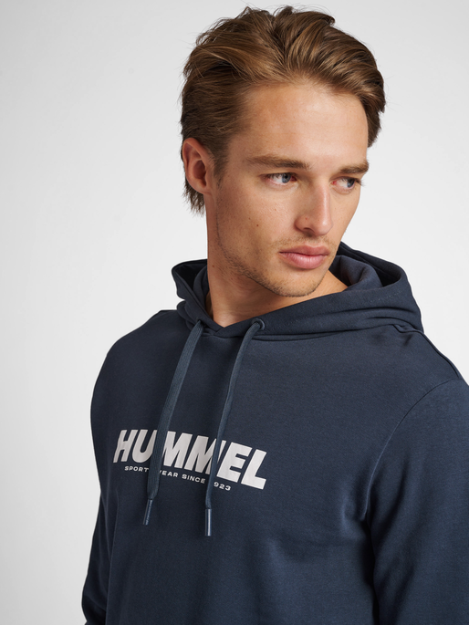 hmlLEGACY LOGO HOODIE, BLUE NIGHTS, model