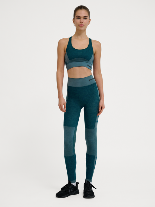 hmlCLEA SEAMLESS  SPORTS TOP, DARK SEA, model