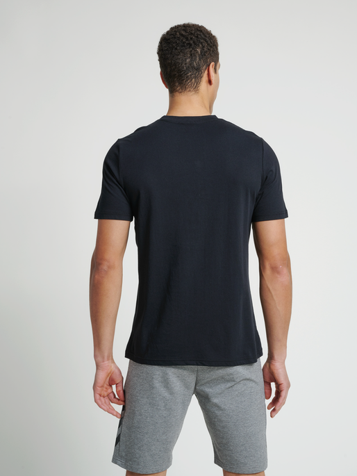 hmlISAM T-SHIRT, BLACK, model