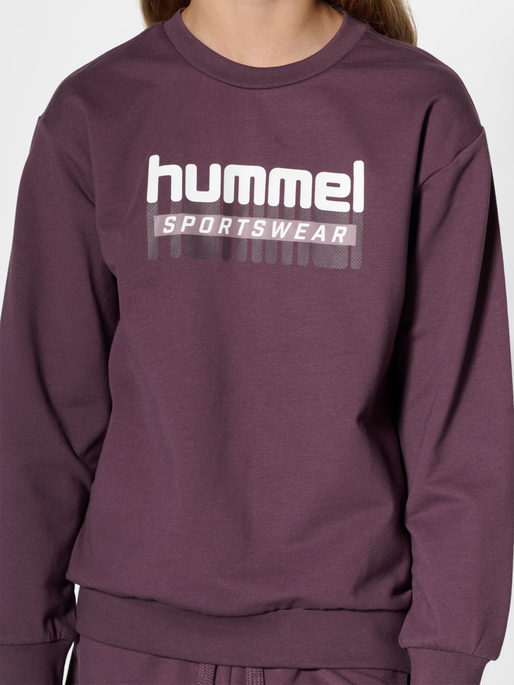 hmlTUKAS SWEATSHIRT, HUCKLEBERRY, model