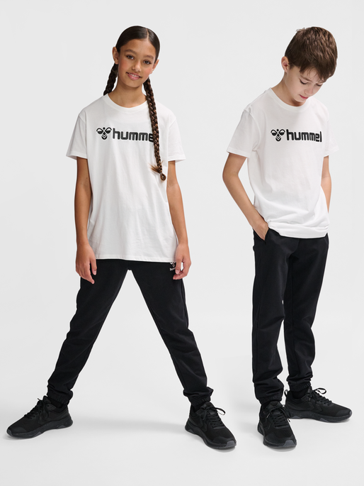 hmlGO 2.0 LOGO T-SHIRT S/S KIDS, WHITE, model