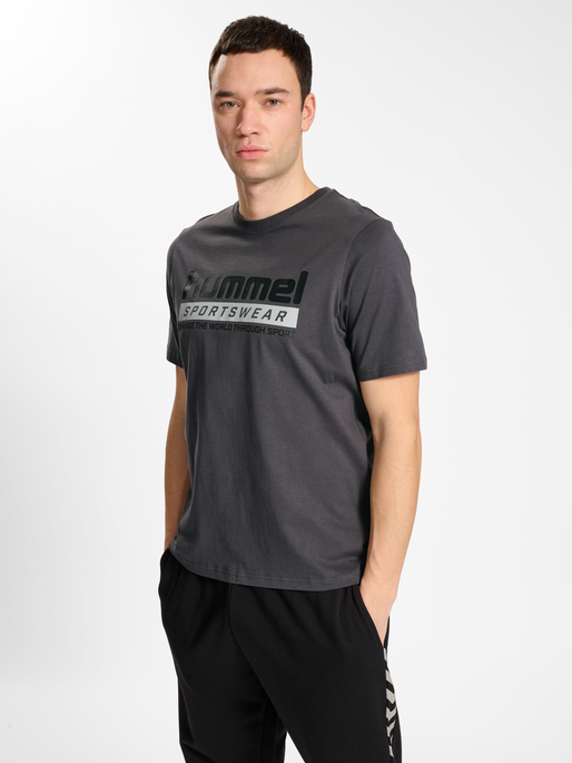 hmlLGC CARSON T-SHIRT, BLACKENED PEARL, model