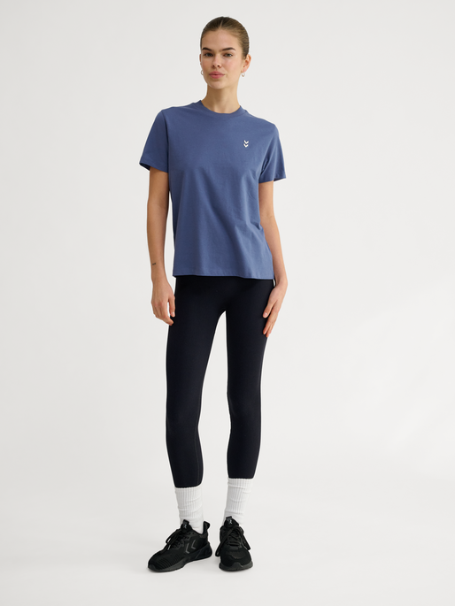 hmlPULSE W T-SHIRT, BLUE INDIGO, model