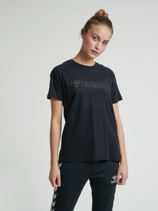 hmlZENIA T-SHIRT S/S, BLACK, model