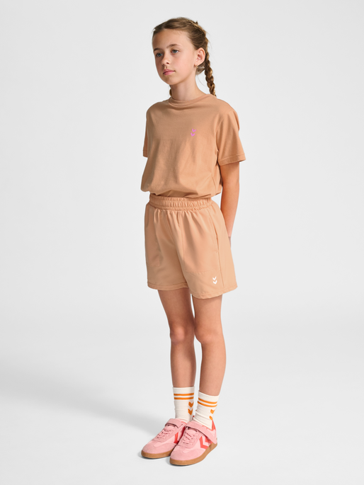 hmlJR PULSE WORKOUT SHORTS, PEACH BLOOM, model