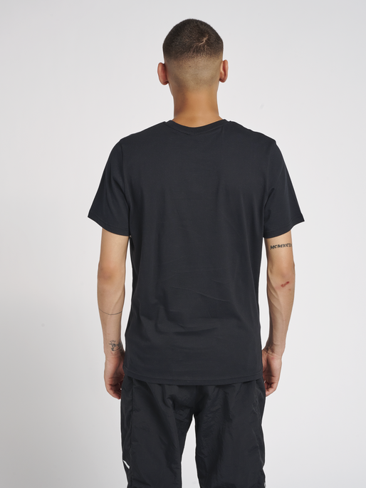 hmlLGC MUSA T-SHIRT, 2001, model