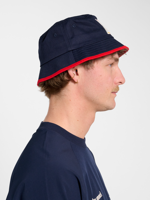 hmlWORLD 26 BUCKET HAT, DARK SAPPHIRE, model