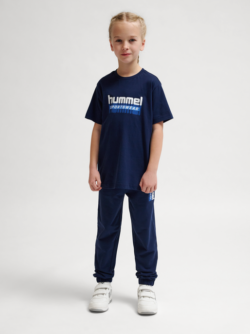 hmlTUKAS T-SHIRT S/S, BLACK IRIS 2, model
