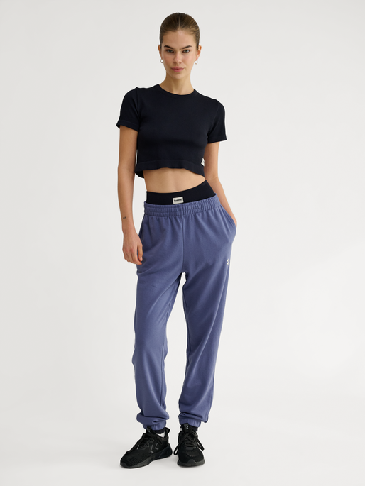 hmlPULSE W SWEAT PANTS, BLUE INDIGO, model