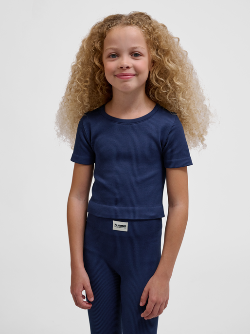 hmlJR SEAMLESS RIB T-SHIRT S/S, BLACK IRIS, model