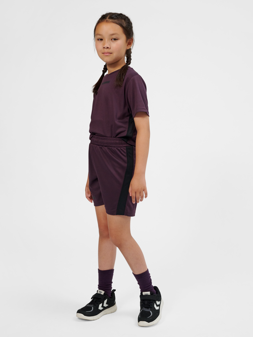 hmlMULTI PL SHORTS KIDS, PLUM PERFECT, model