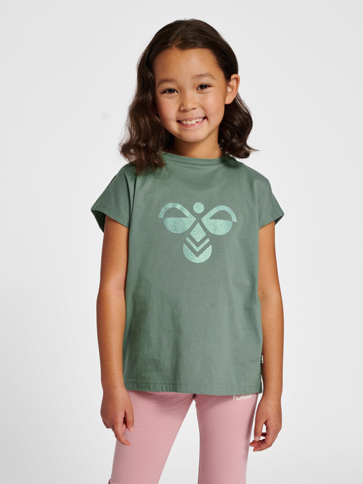 hmlDIEZ T-SHIRT S/S, LAUREL WREATH, model