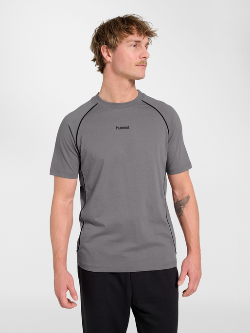 hmlPITCH REST DAY T-SHIRT S/S, CHARCOAL GRAY, model