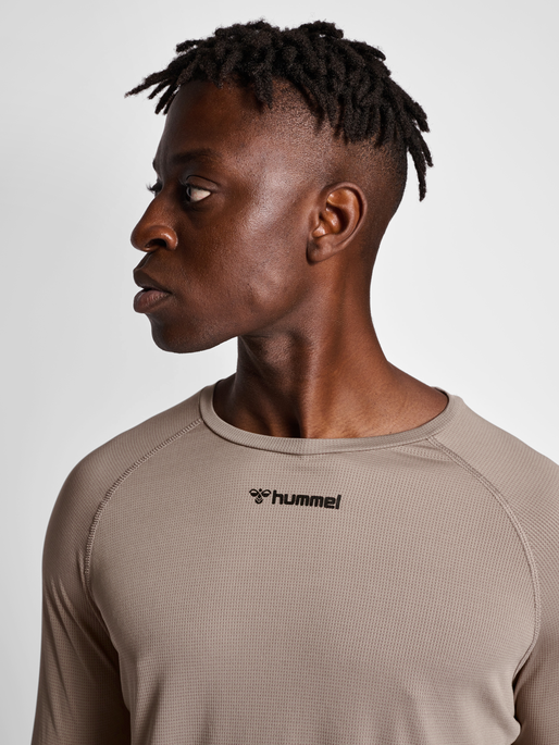 hmlMT BOW T-SHIRT L/S, DRIFTWOOD, model