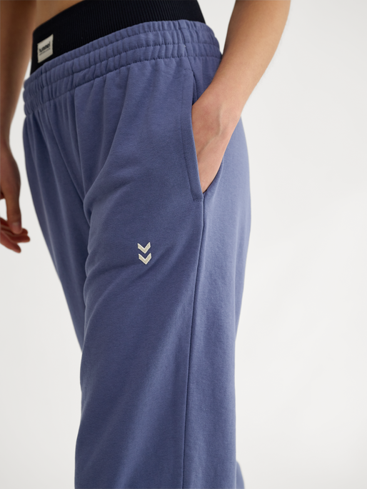 hmlPULSE W SWEAT PANTS, BLUE INDIGO, model